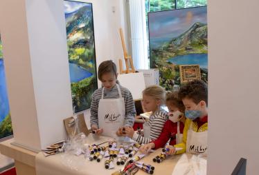 Деца рисуваха картини с художника Павел Митков